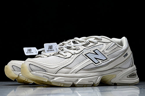 New Balance 740